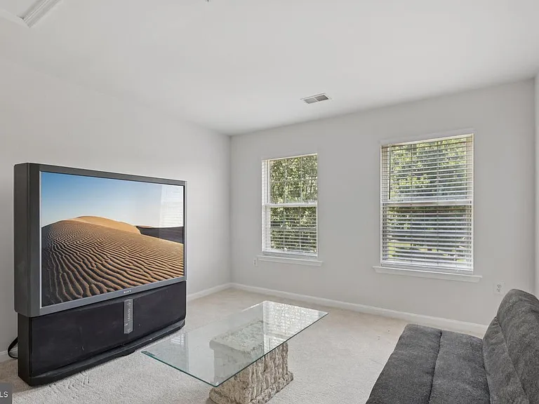 15206 Derbyshire Way — Photo 9