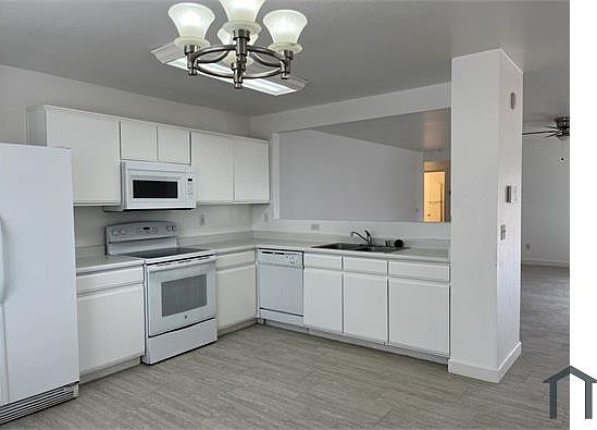 4th image of 2403 E Palm Beach Dr