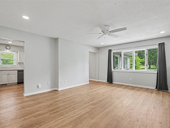 4th image of 966 Eastview Ave
