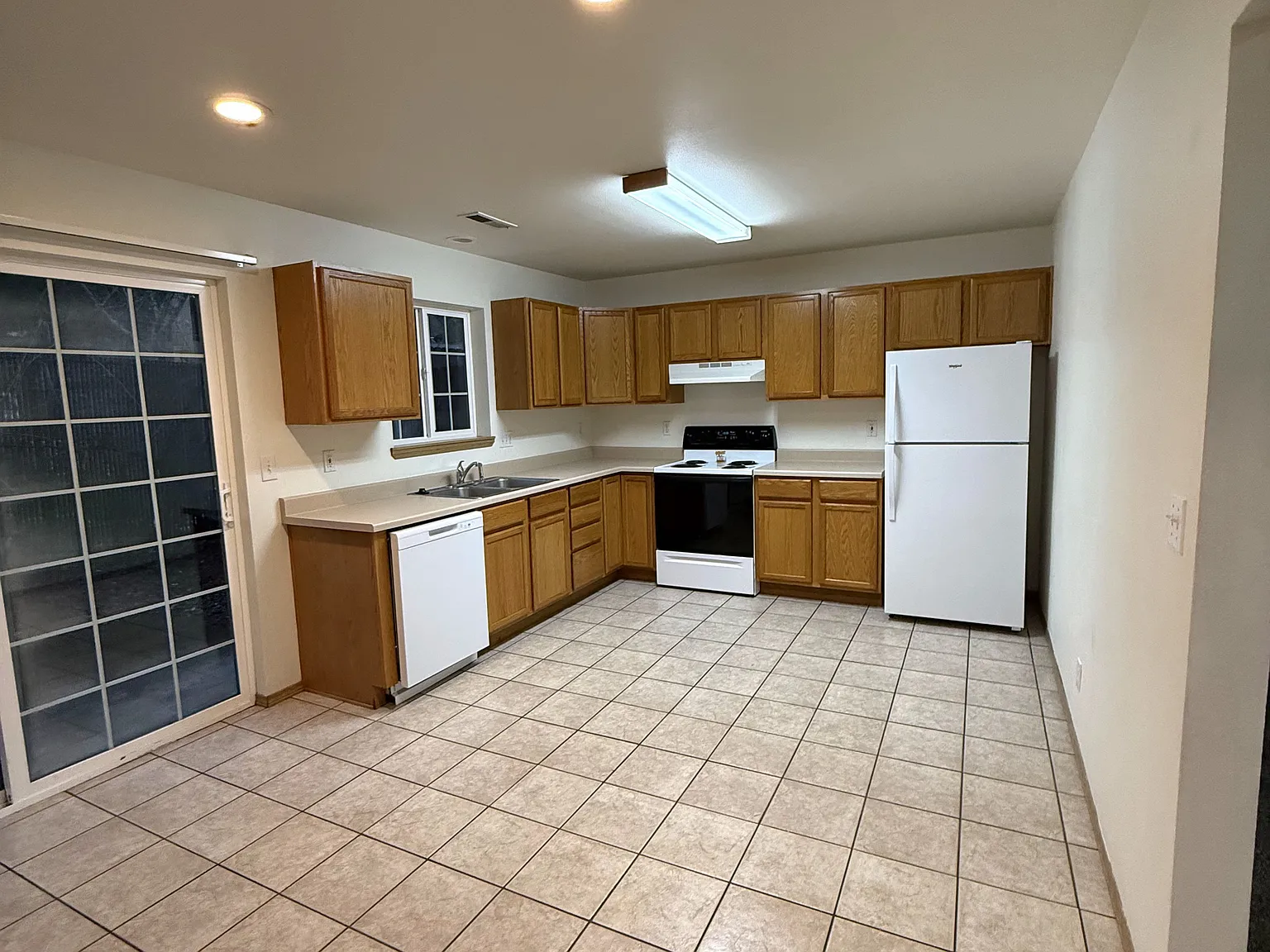 3 bed, 1.5 bath, 1100 sqft, $1,375 — Photo 2