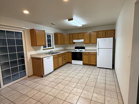 2nd image of 2940 NE Parker St #2942