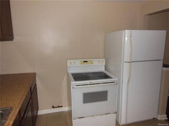 4th image of 24331 Cloverlawn Ave