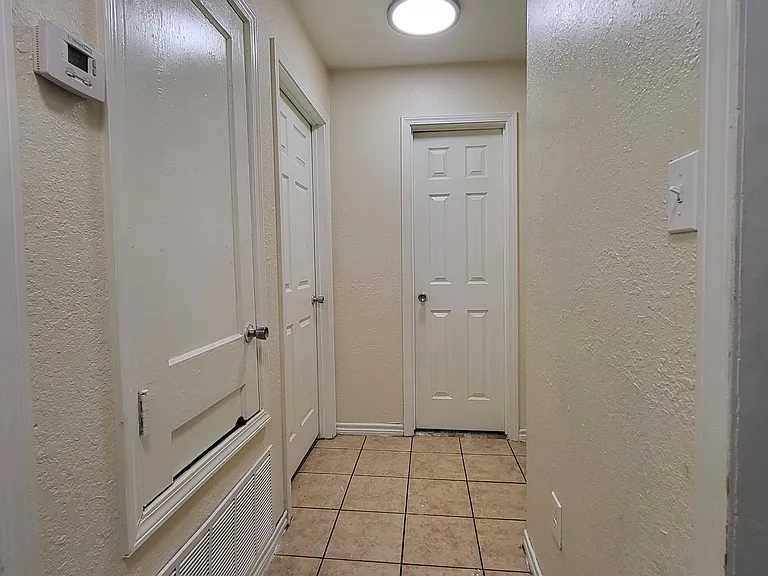 1613 Walton Walker Dr #B — Photo 8