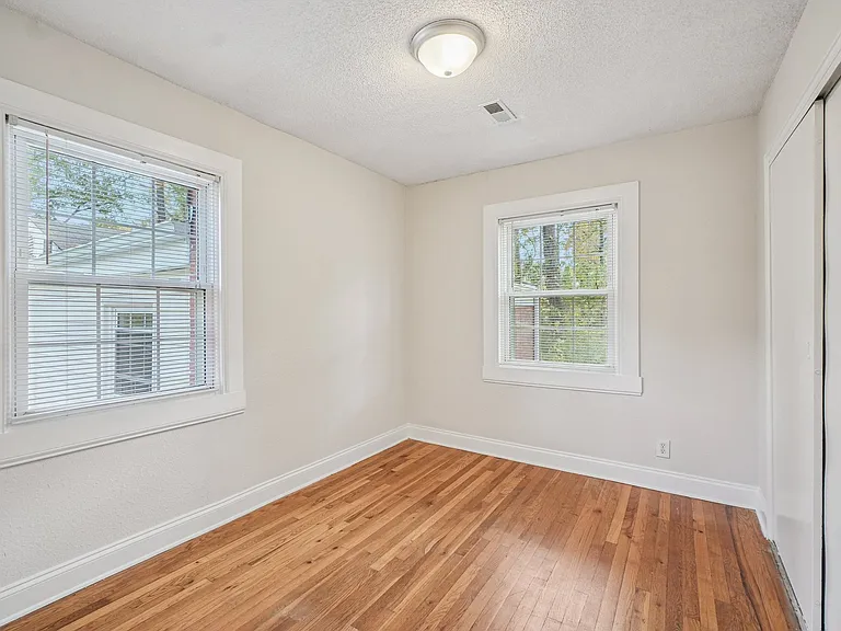 Poplar West — Photo 14