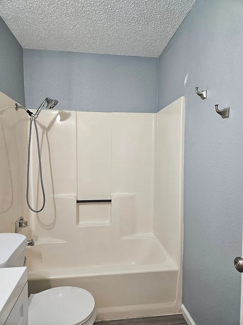 Super Cute big lot 3 bedroom in HH! — Photo 2