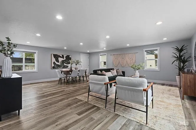 2043 S Leadville Ave — Photo 2