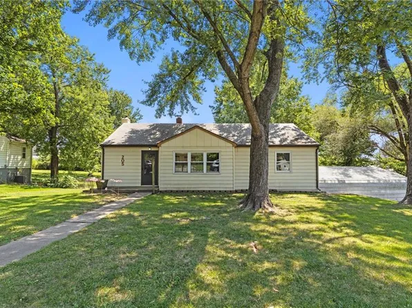 205 NW 73rd St, Gladstone, MO 64118