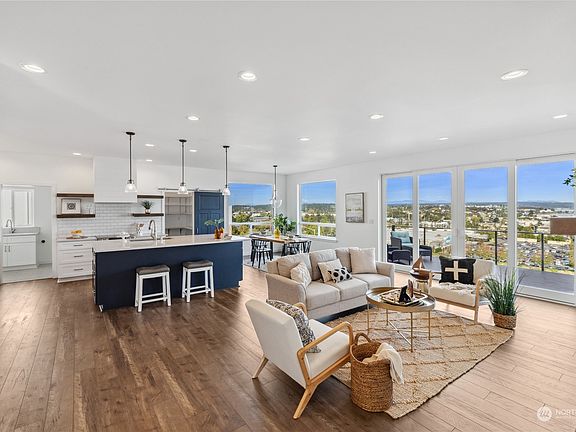 2nd image of 625 SW Founders Drive