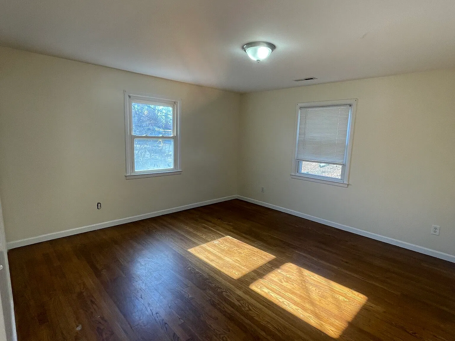 5 bed, 2240 sqft, $3,425 — Photo 2