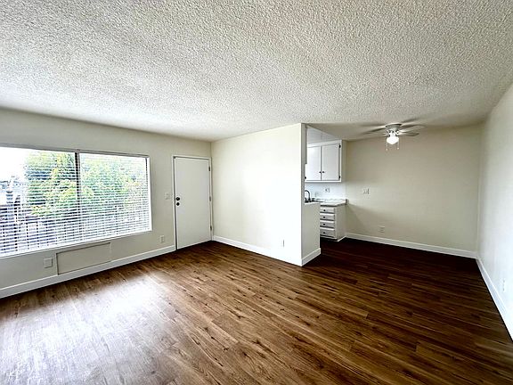 3rd image of 1915 W 22nd St APT 304