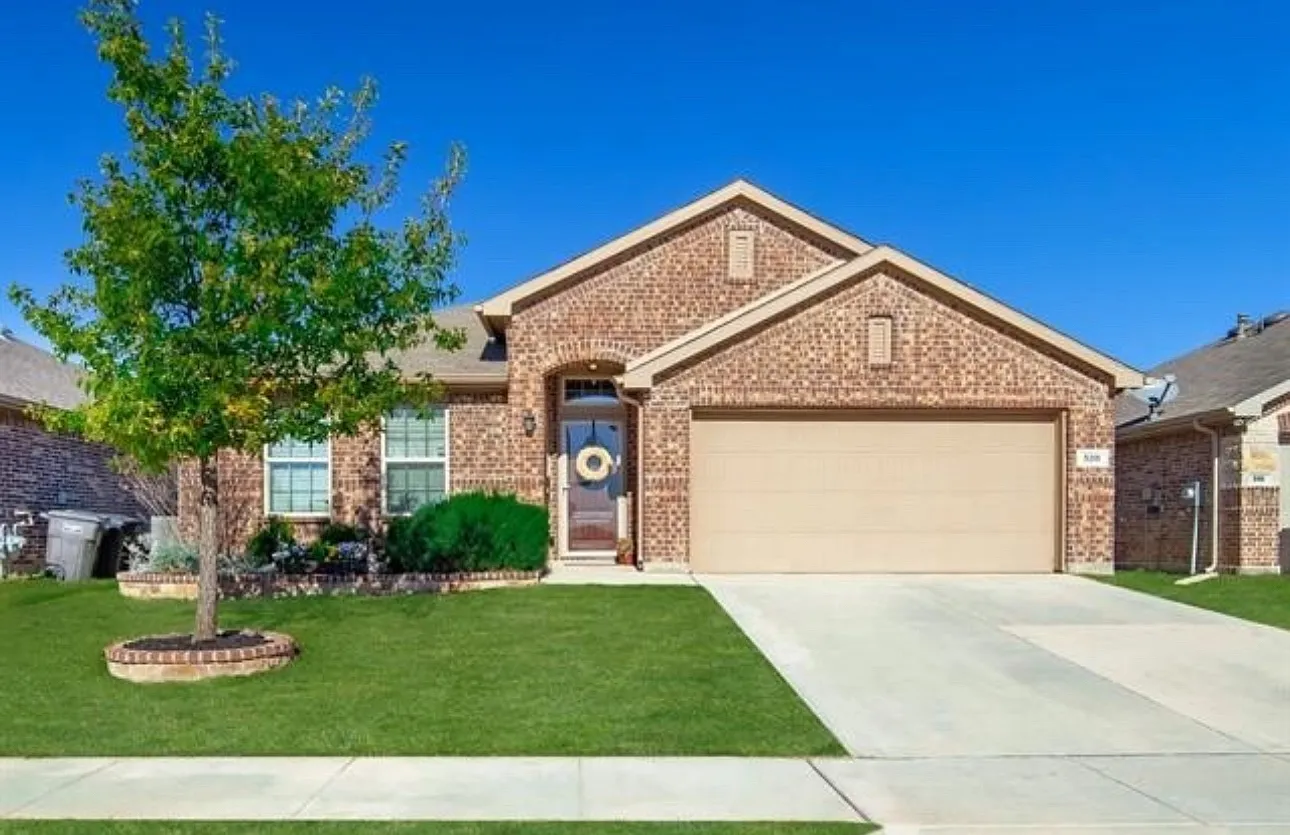 3 bed, 2372 sqft, $2,550 — Photo 1