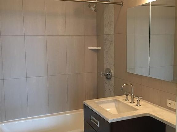 4th image of 229 W 60th St APT 19q