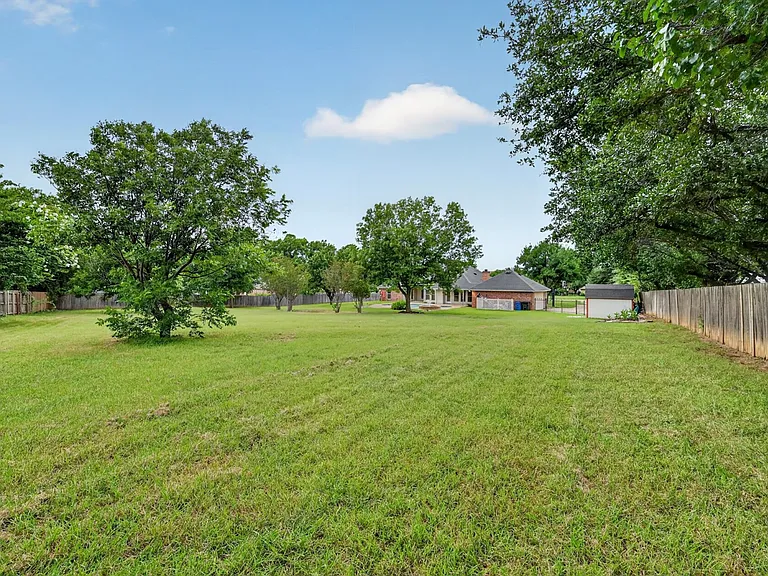 909 San Saba Dr — Photo 15