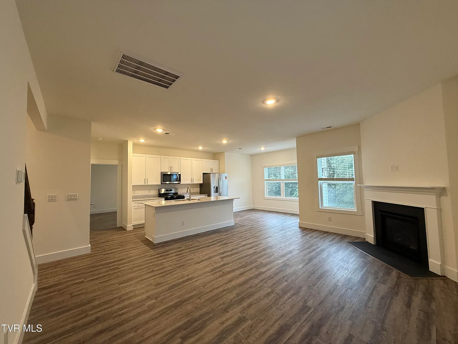 5 bed, 3.5 bath, 2618 sqft, $2,750 — Photo 2