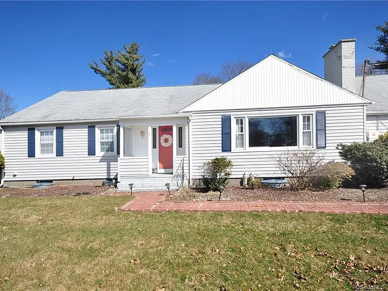 7 Lakeview Dr — Photo 2