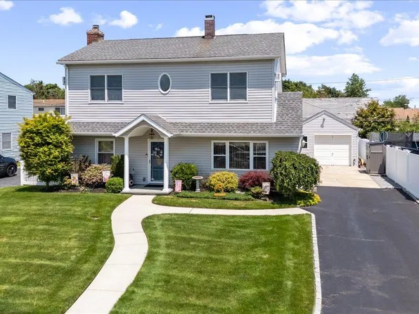 37 Swan Lane, Levittown, NY 11756