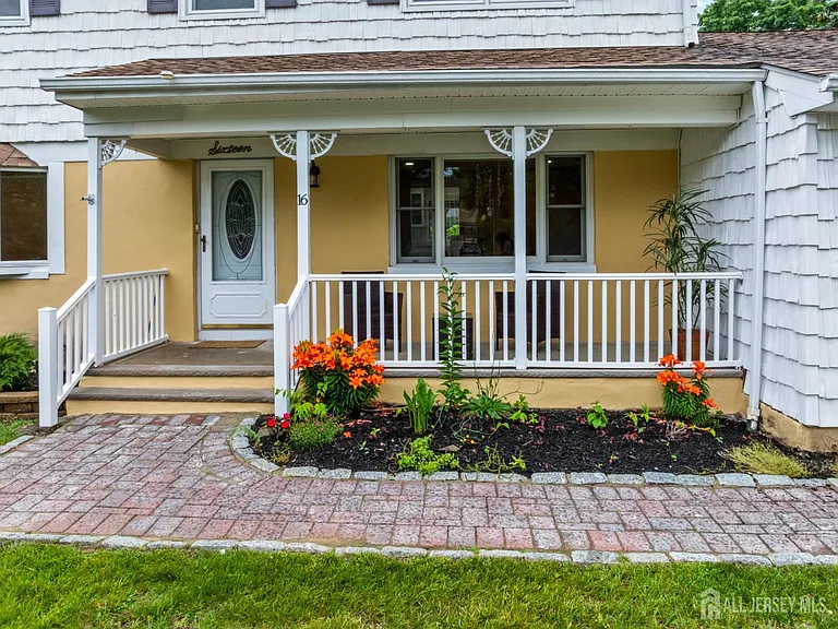 16 London Dr — Photo 3