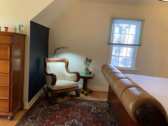 Fantastic PRIVATE BDRM with room fir a desk & shelves, if needed