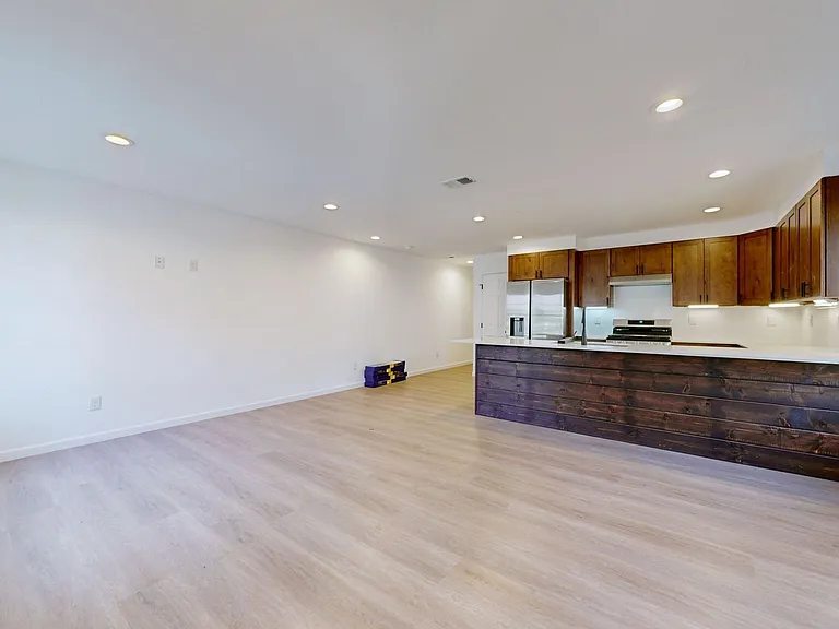 538 E State St — Photo 4