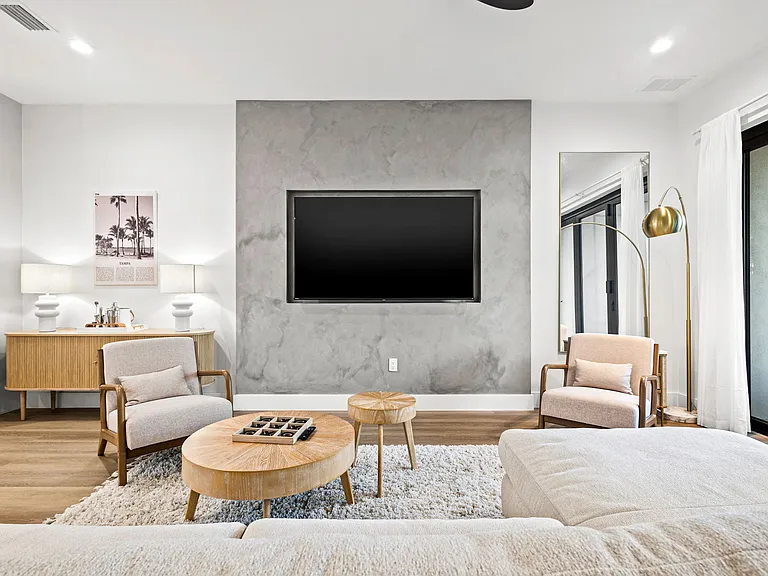 210 W Columbus Dr #3 — Photo 17