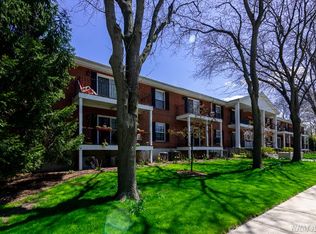 144 W Park Ave APT 101, Libertyville, IL 60048