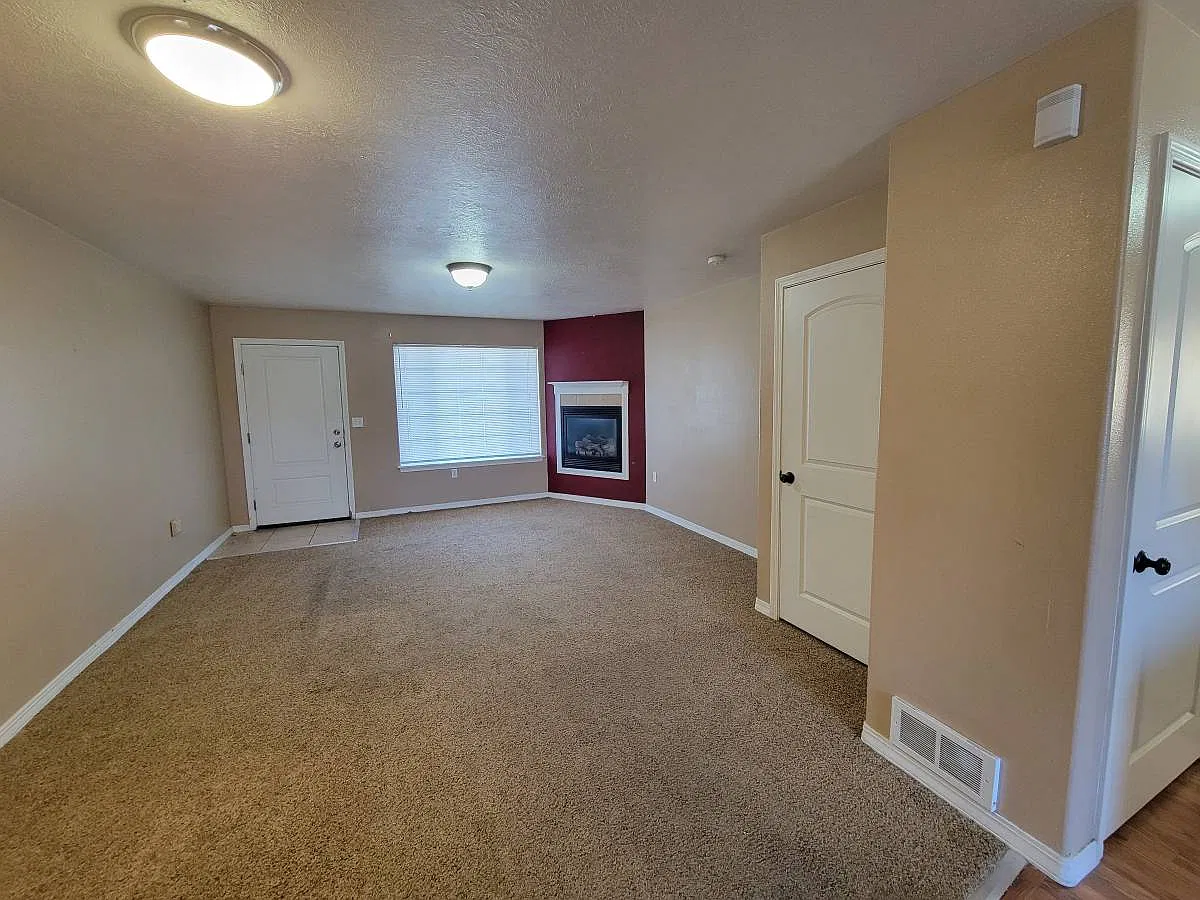 3 bed, 1200 sqft, $1,050 — Photo 4