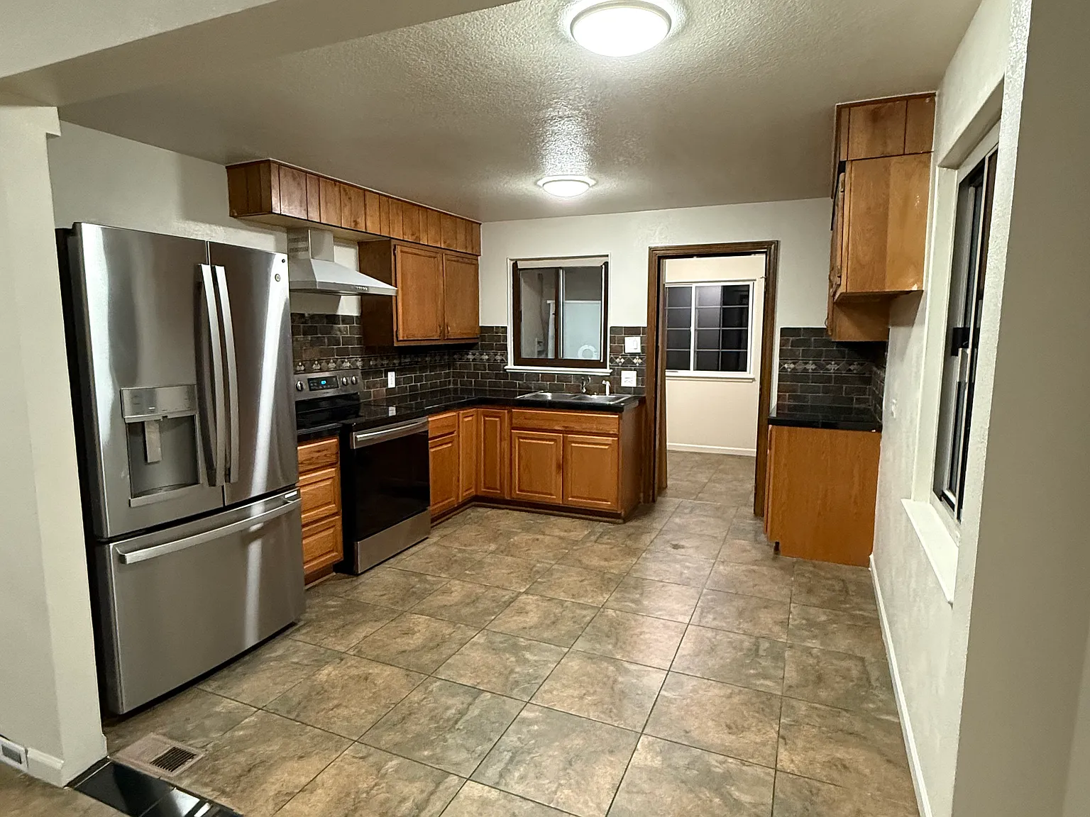 3 bed, 1300 sqft, $2,800 — Photo 3