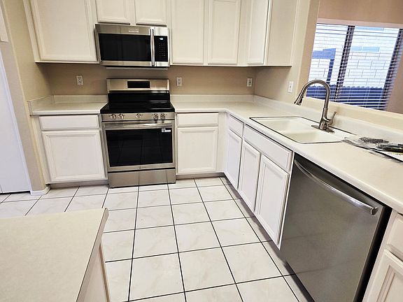 5th image of 697 W Golden St