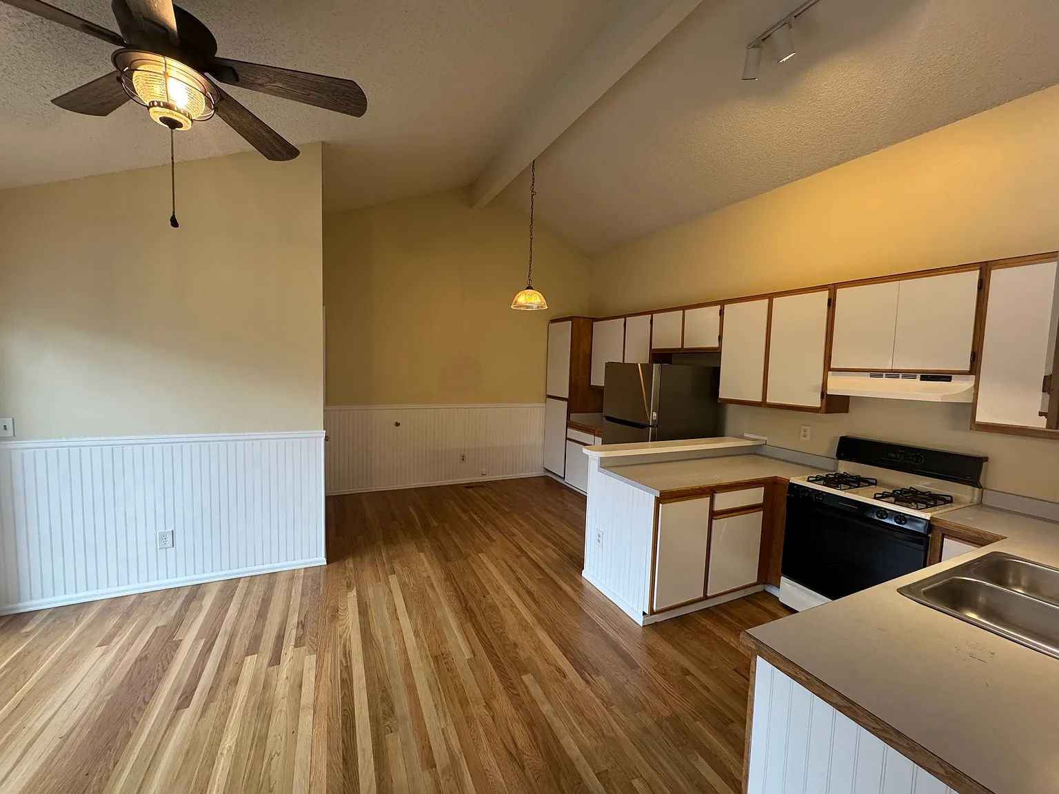 3 bed, 1104 sqft, $2,200 — Photo 2