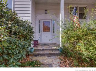 11 Duncaster Rd, Bloomfield, CT 06002