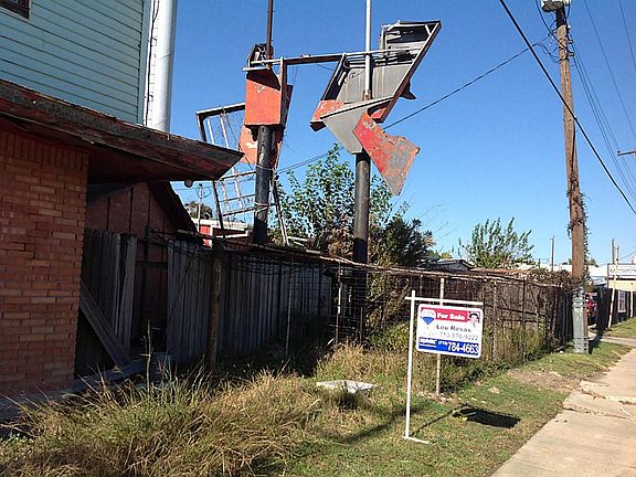 BUSINESS SIGN POSTS INTACT