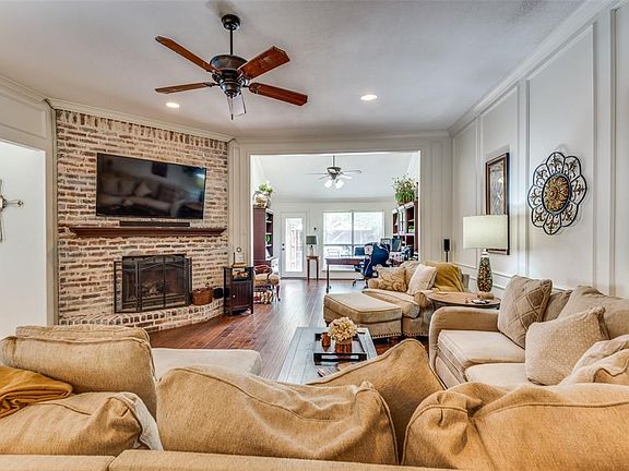 2nd image of 3840 Parkmont Dr
