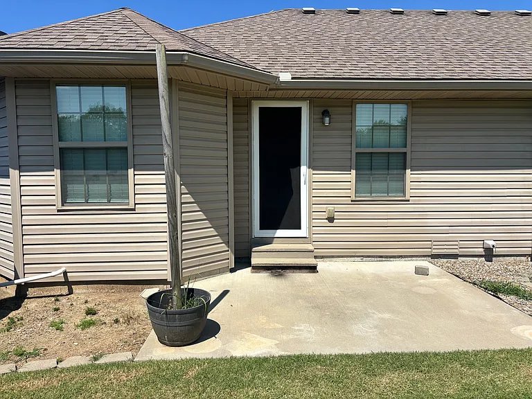 1521 Brewster Ln — Photo 22