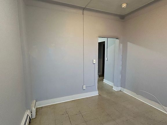 3rd image of 325 34th St APT D4
