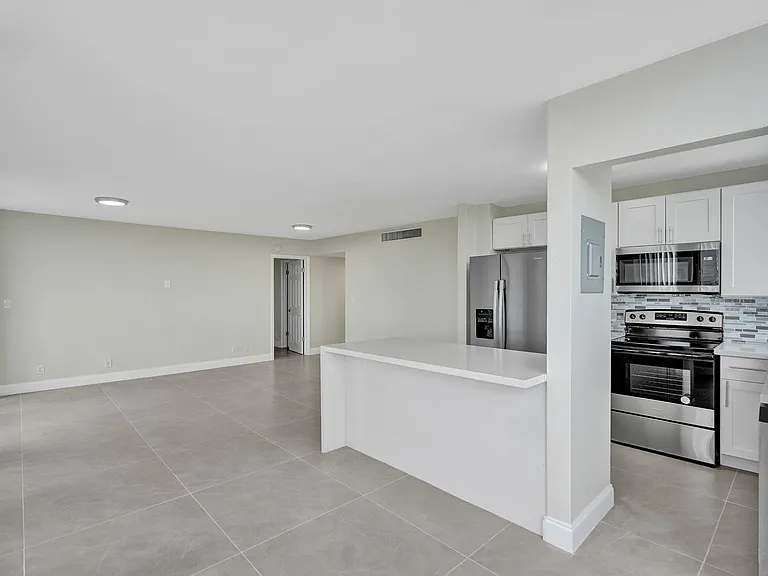 4222 Inverrary Blvd — Photo 3