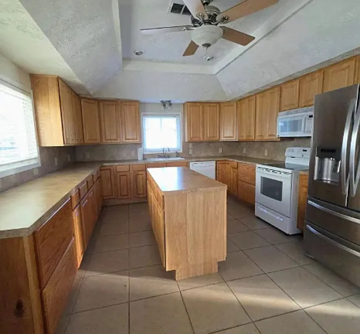 Spacious 3BR House in Bridge City — Photo 4