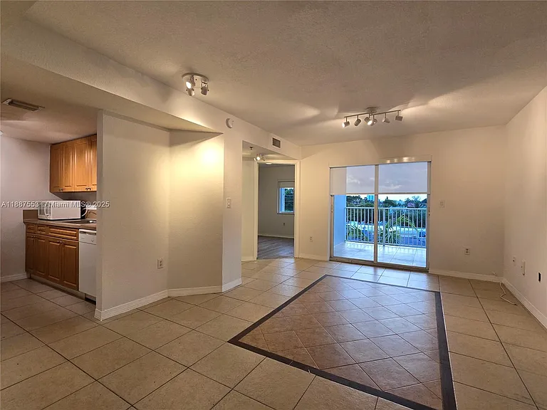 637 SW 3rd St #404 — Photo 8