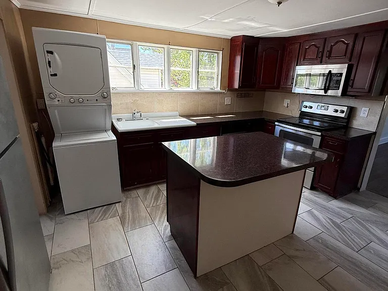 1042 Taylor Ave #2 — Photo 2