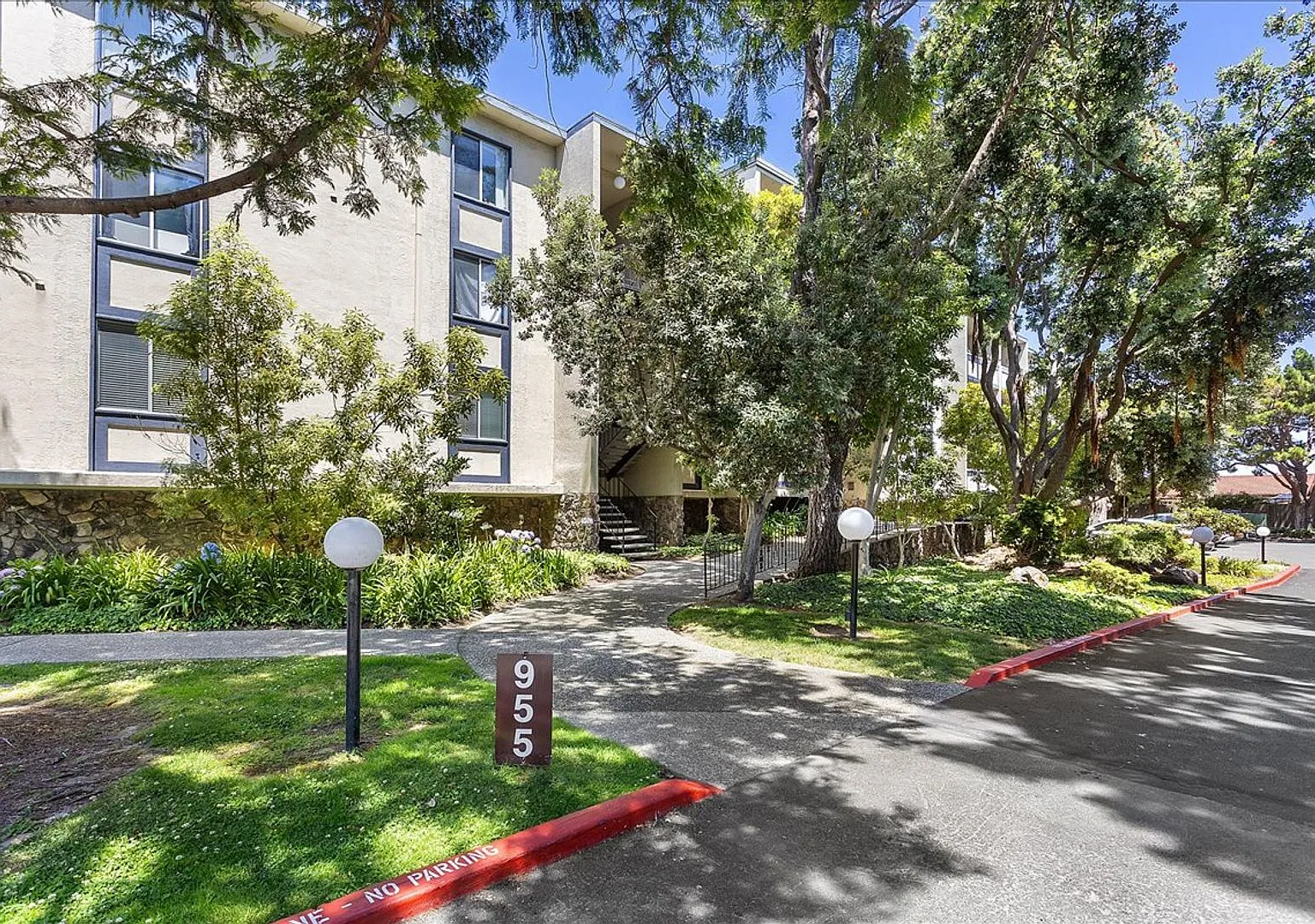 955 Shorepoint Ct. #102 - 1 bedroom | 1 bath | Condo — Photo 1