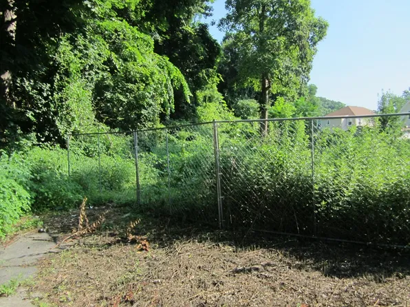 2 James St, Holyoke, MA 01040