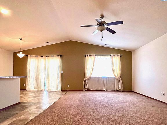 3rd image of 1548 Larkspur Dr