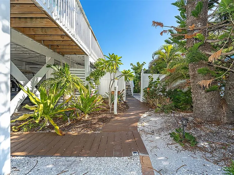 210 Bocilla Dr — Photo 5