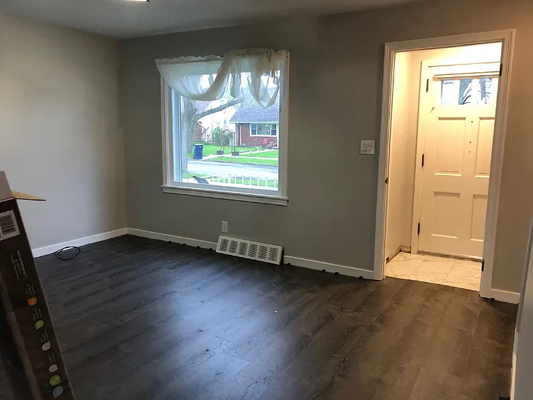 1345 Roselle Ave — Photo 3