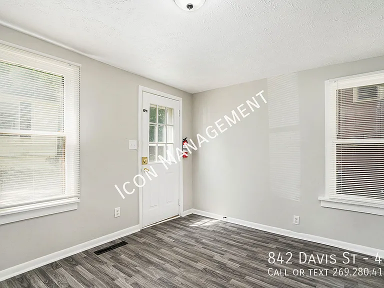 842 Davis St #4 — Photo 3