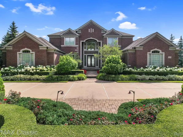 25693 Shoreline Dr, Novi, MI 48374