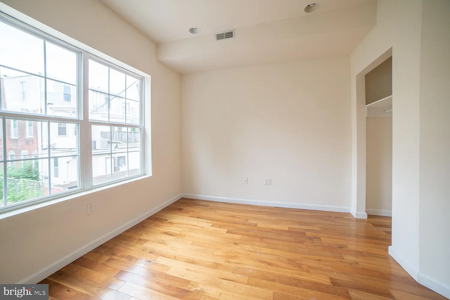 6 bed, 4023 sqft, $4,200 — Photo 4