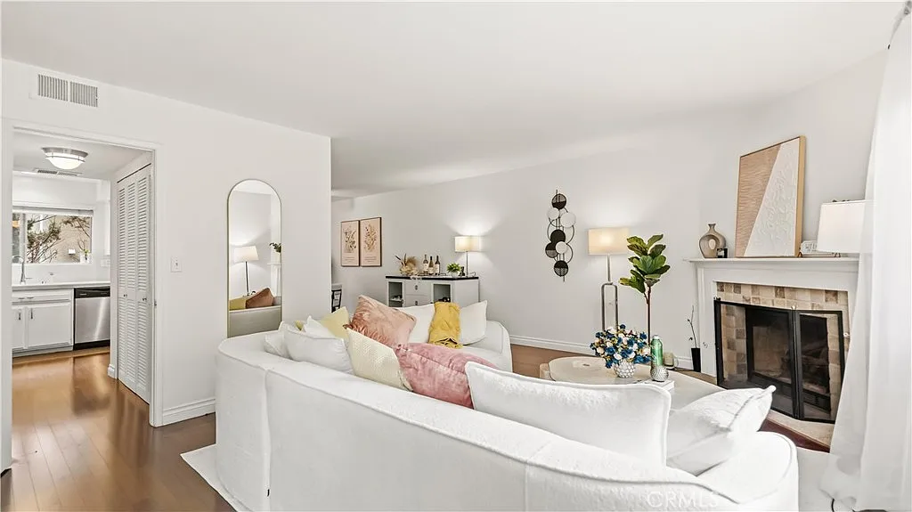 2 bed, 2.5 bath, 1212 sqft, $3,850 — Photo 2