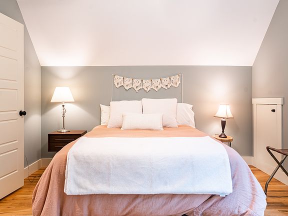 3rd image of 18 Sunnyside Ln