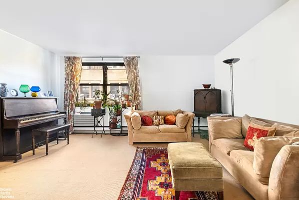1st image of 142 Bank St APT 3B