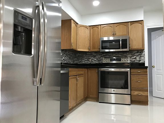 5th image of 523 S Rainbow Dr